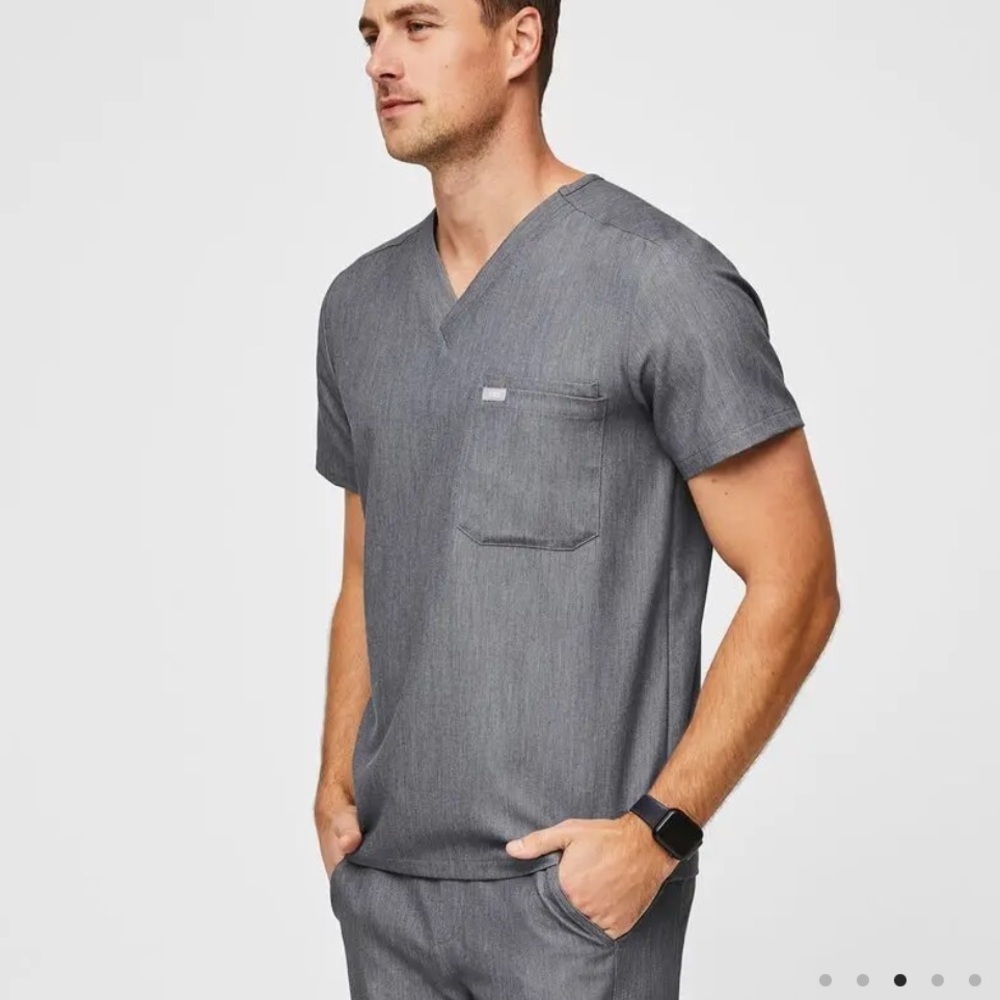 Bundle of 3 men’s figs Leon Three-Pocket Scrub Top in graphite M